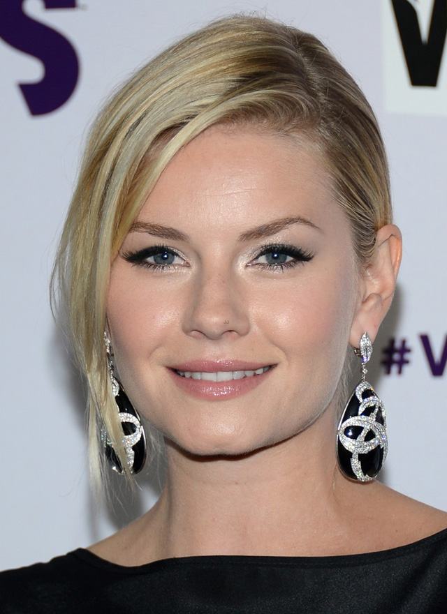 stacy-keibler-&-elisha-cuthbert-vh1-divas-red-carpet-19