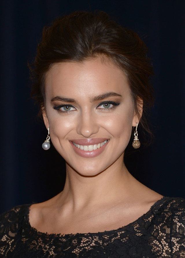 irina-shayk-white-house-correspondents-dinner-2013-red-carpet-02