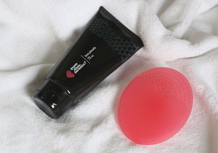 Para lavar pincéis: sabonete e escovinha de silicone quem disse, berenice?