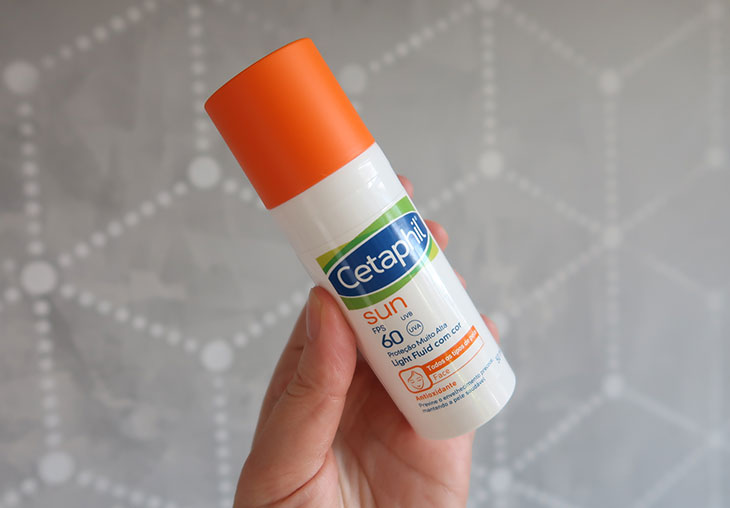 Testei na pele oleosa: protetor solar Light Fluid com cor Cetaphil