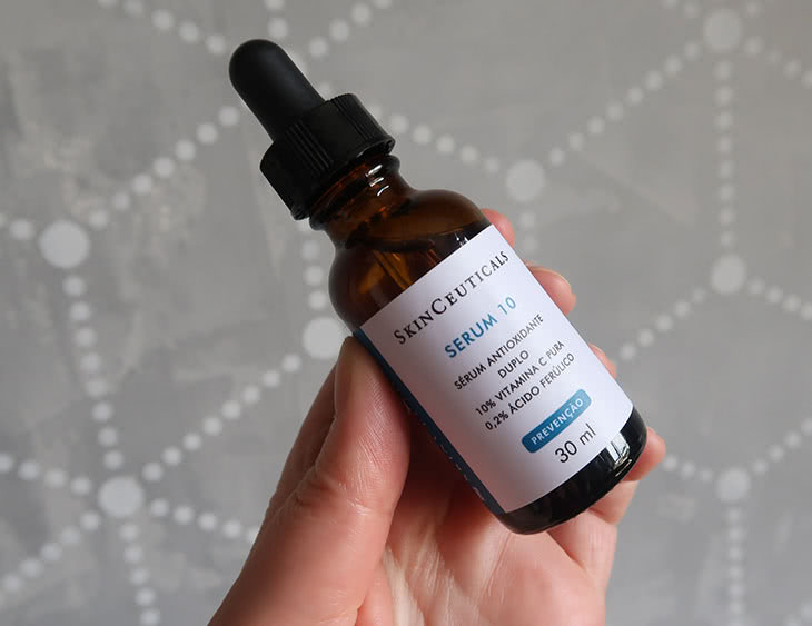 Resenha tripla Sérum 10 SkinCeuticals na pele seca, mista e oleosa