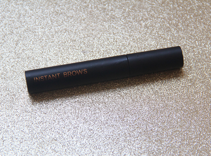 Instant Brows da Océane: para fixar as sobrancelhas