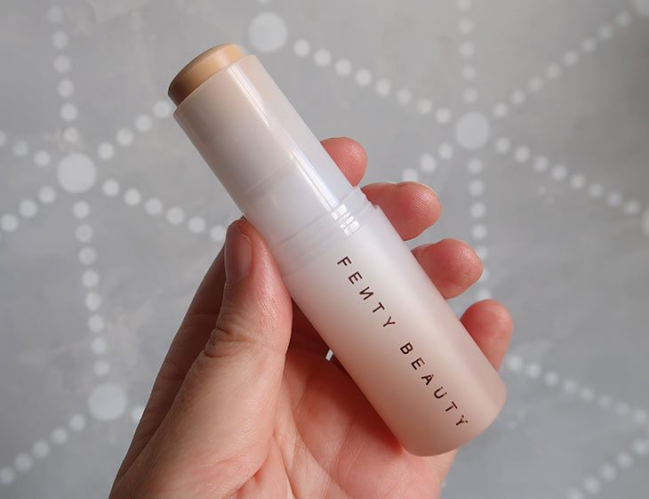 Tudo sobre a Base em bastão Eaze Drop Fenty Beauty