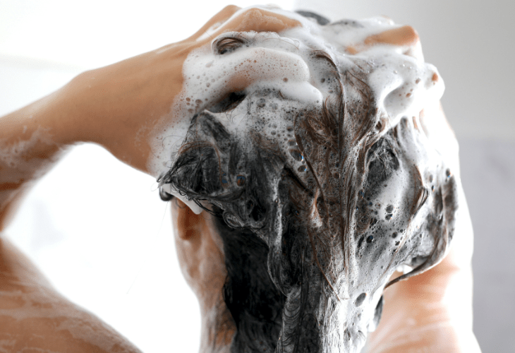 Lavar o cabelo com água fria deixa os fios mais bonitos?