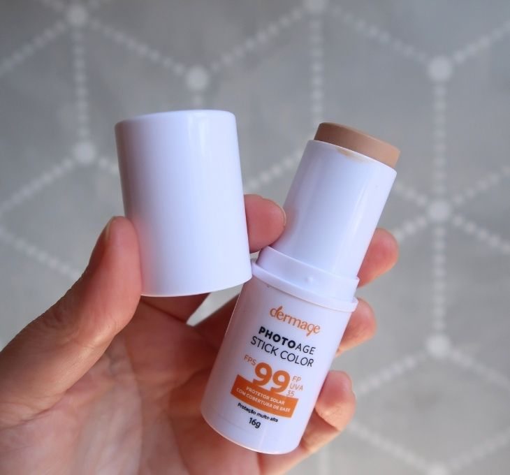 Testamos o protetor solar com cor em bastão Photoage Stick Color FPS 99 Dermage