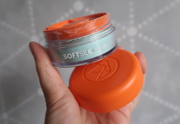 Pó facial colorido: o que são, como usar e qual comprar